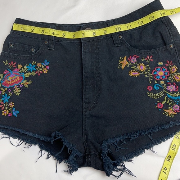 BDG High Rise Dree Cheeky Floral Embroidered Shorts Size 28w - Picture 5 of 14